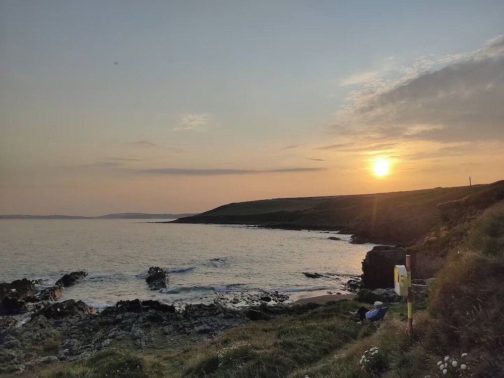 3-bed Seaside Cottage Retreat - Parking & Garden