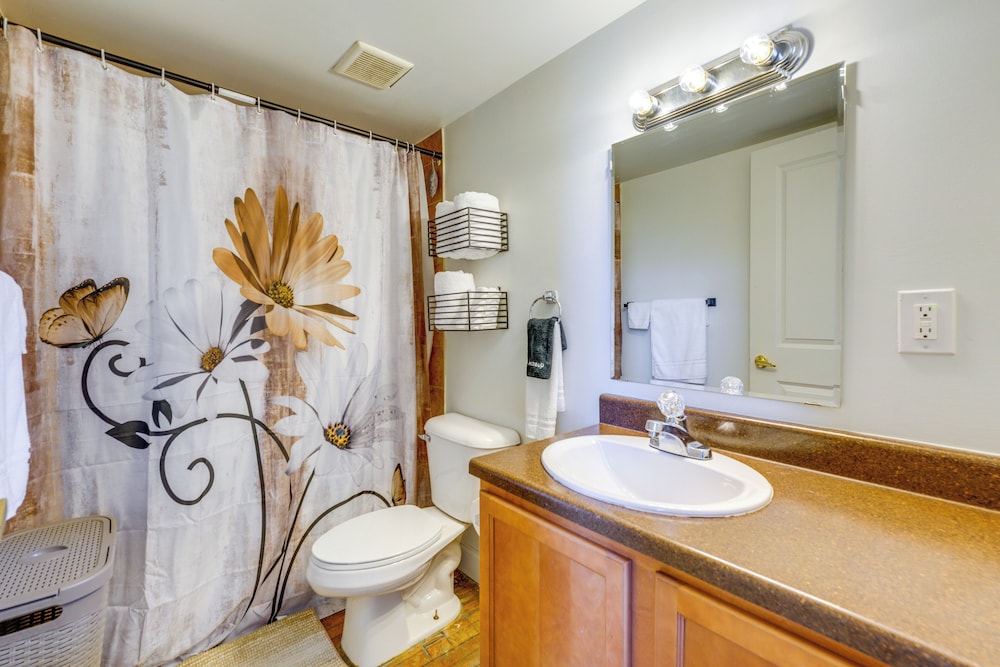 Explore Corktown: Updated Loft Next to Riverwalk!
