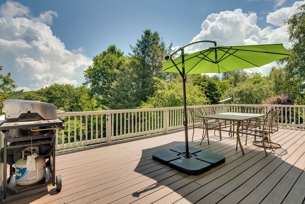 Getaway w/ Guest House - 6 Mi to Lake Glenville!