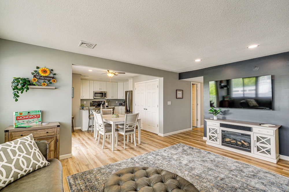 Pool Access & Lake Views: Osage Beach Family Gem