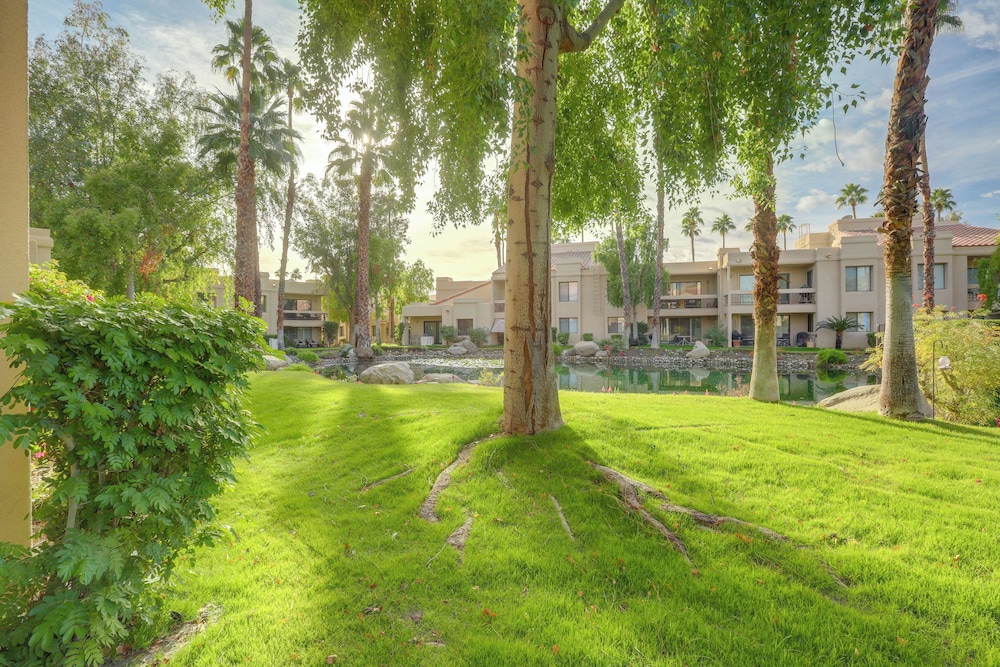 Golf, Hike & Relax: Cathedral City Condo