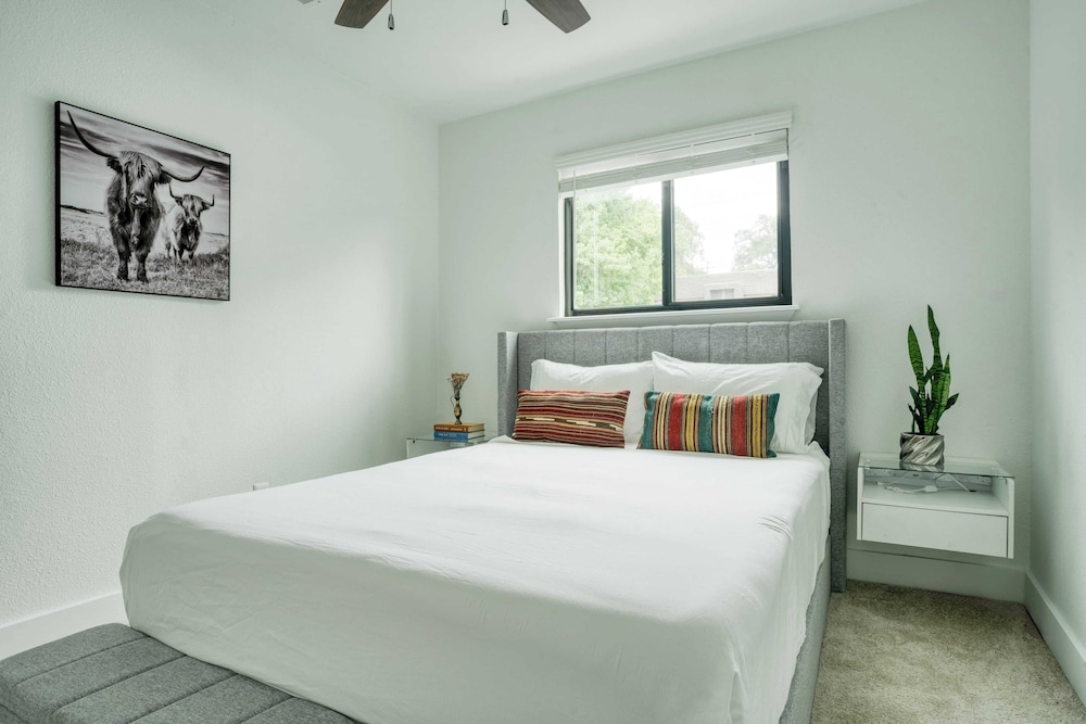 Stylish Retreat, Shared Pool & Yard Near Downtown Fairlawn Lane A by Avantstay