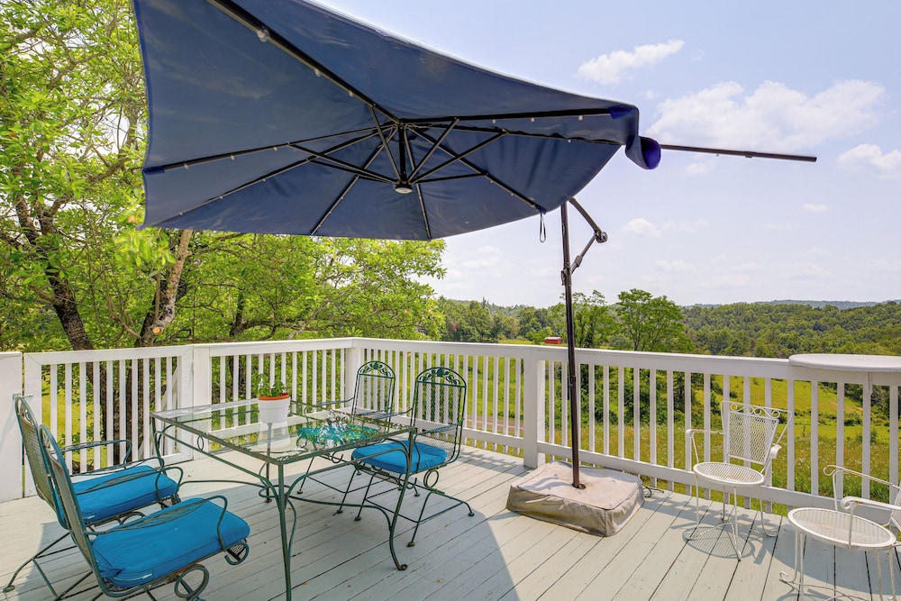 Near Blue Ridge Parkway: Galax Home w/ Mtn Views!