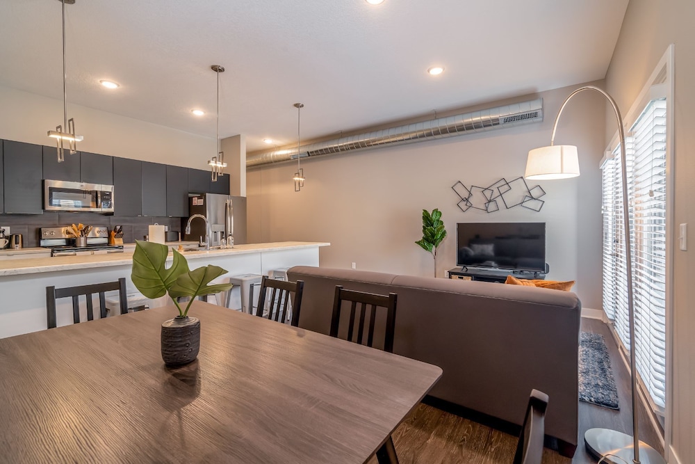 Des Moines Vacations - Des Moines Beautiful 2BD 2BA Downtown Apartment - Property Image 3