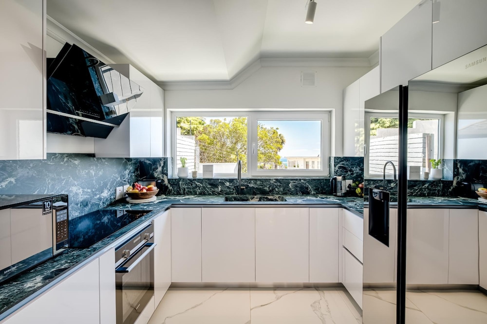 Camps Bay Villa w Pool Gym Studio Aqua Terra