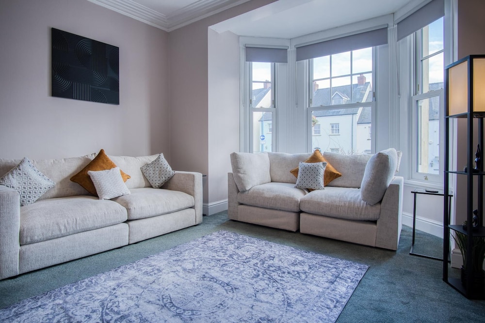 The Lanterns - 9 Bedroom - Sleeps 17 - Saundersfoot Village Centre
