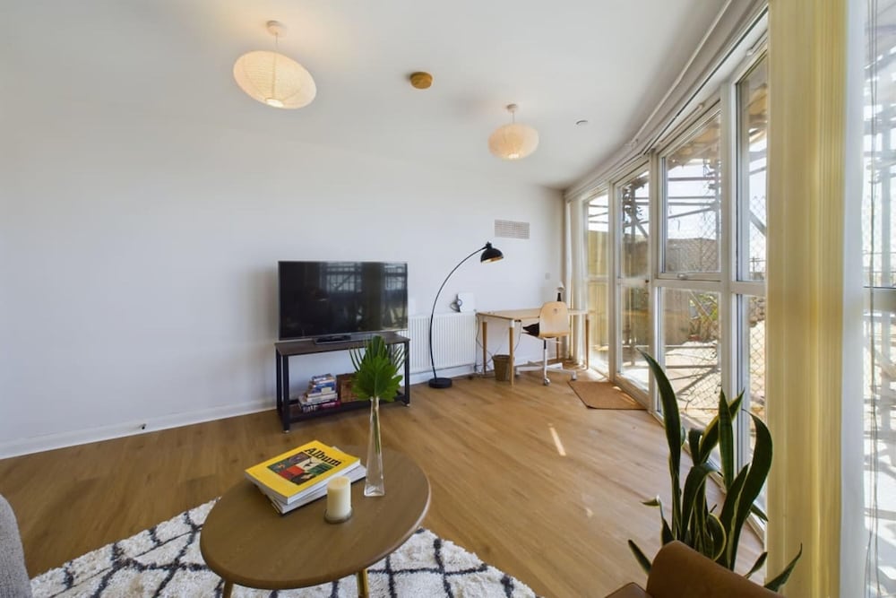 The Queensland Sanctuary - Trendy 2bdr Flat With Terrace