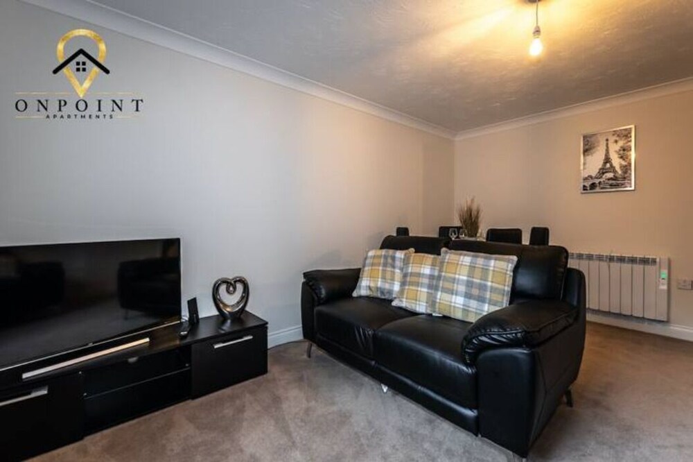 OnPoint - Spacious 2 Bed Apartment - FREE Parking view 3