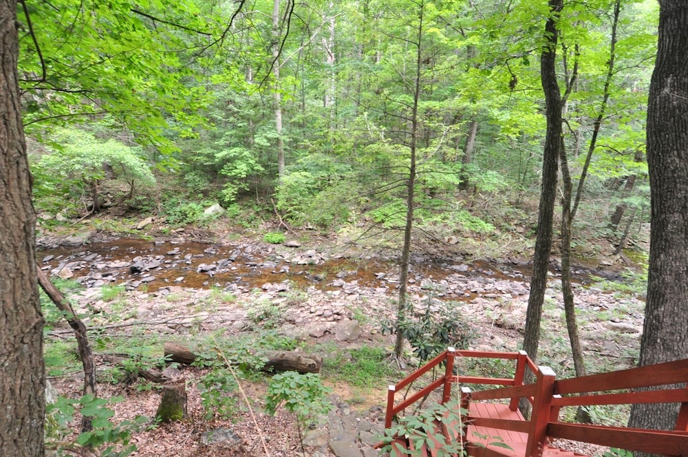 Rosies Creekside Retreat - 3 BR Escape! view 5