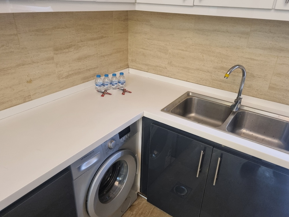 Charming Amman Apartment With Central Air-con & Street Parking