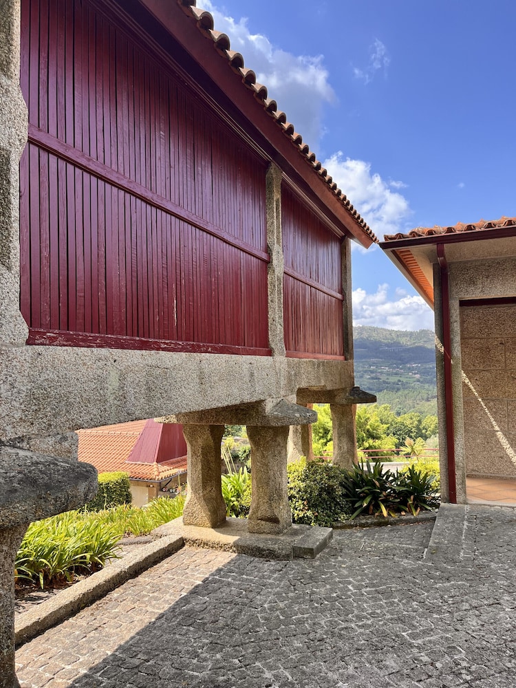 Nomad s Country - Cimo de Vila Mountain Window