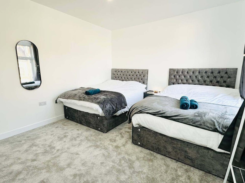 Southsea 5-bed Seaside Retreat- Sleeps 11 & Garden