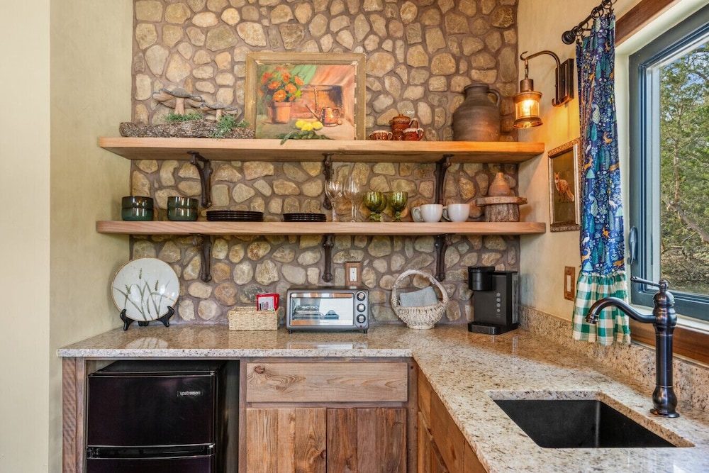 Woodsman Hobbit with Hot Tub & Fireplace