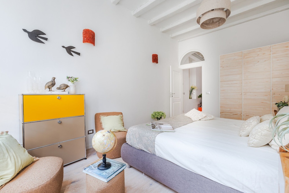 Casa Joyce in Lucca With 1 Bedrooms and 1 Bathrooms