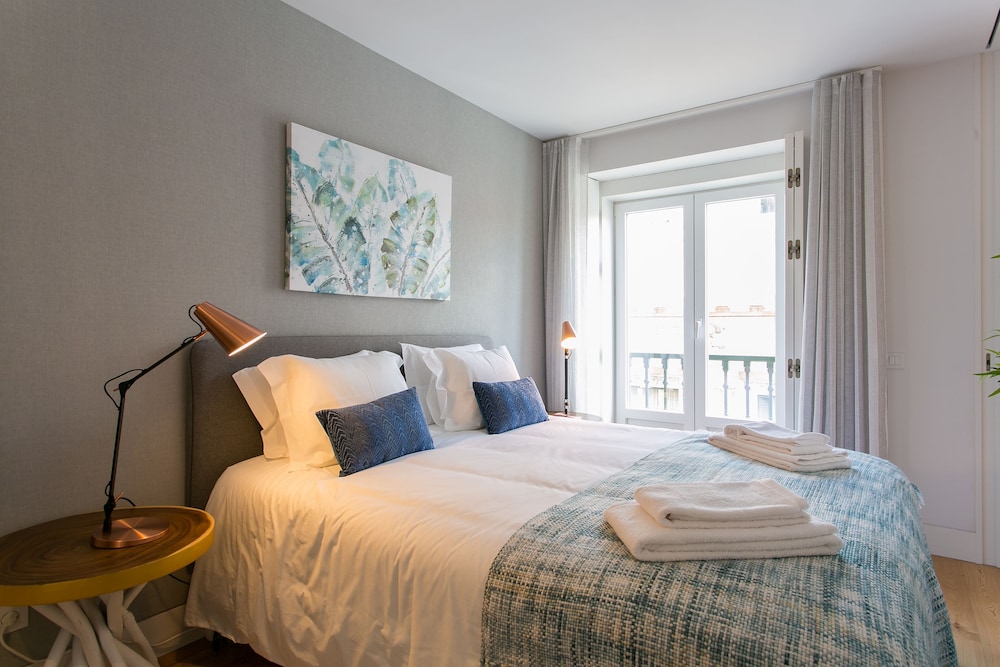 JOIVY Sunny 1-bed flat w/terrace&sea view in Baixa, 3mins to Arco da Rua Augusta view 5