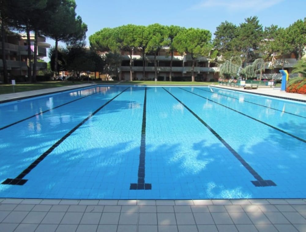 Flat With Terrace Overlooking the Pool - Beahost