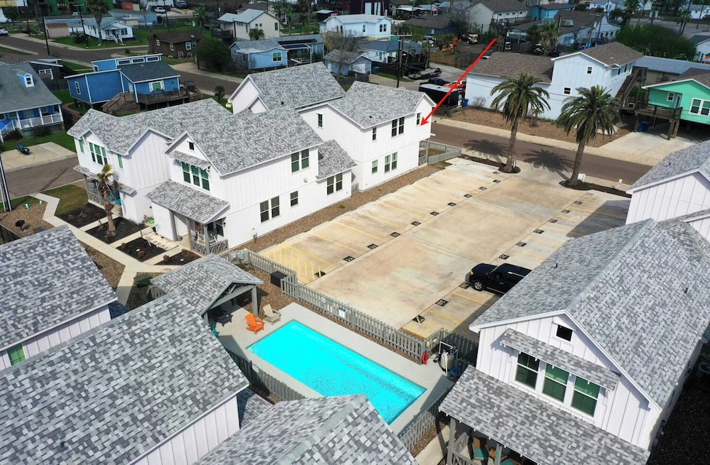 Sleeps 20 2 Homes in Mercer Village w/ Pool Heart of Old Town, Walkable