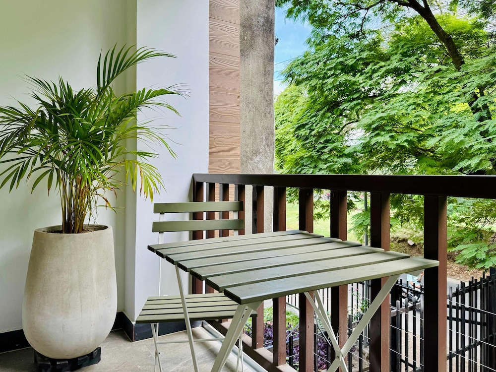 w Glorious Loft w Elegant Balcony in Cali