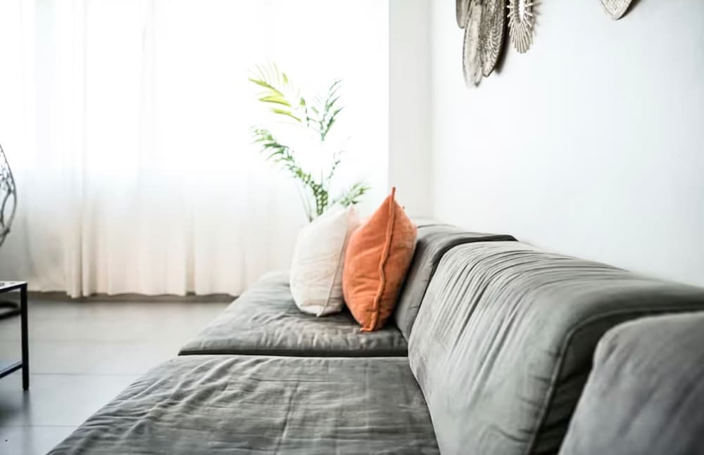 Centrally Located Sunny Apartment Walk to Beaches