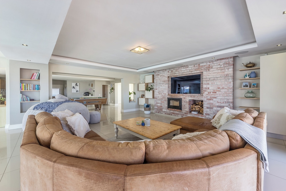 Beachfront, Private Pool, Pizza Oven, Pool Table, Fast Internet, Family Friendly
