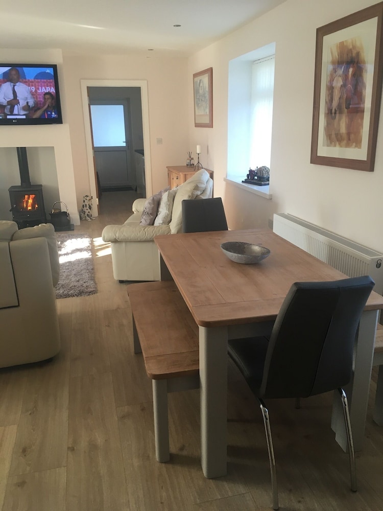 Rose Cottage Captivating 1-bed Cottage in Bangor view 4