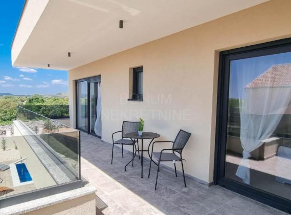 Villa Sunrise With Outdoor Pool