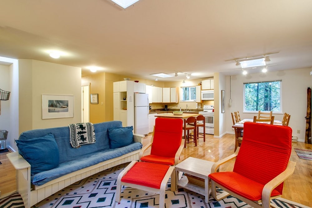 Glacier Springs Cabin - Wood Stove, Hot Tub, Wifi, Sleeps 8