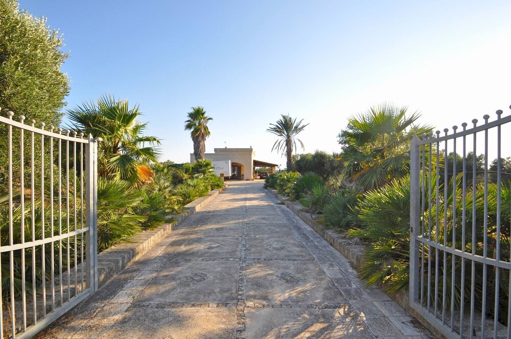 Trullo dei Beneficati a Pochi Metri dal Mare