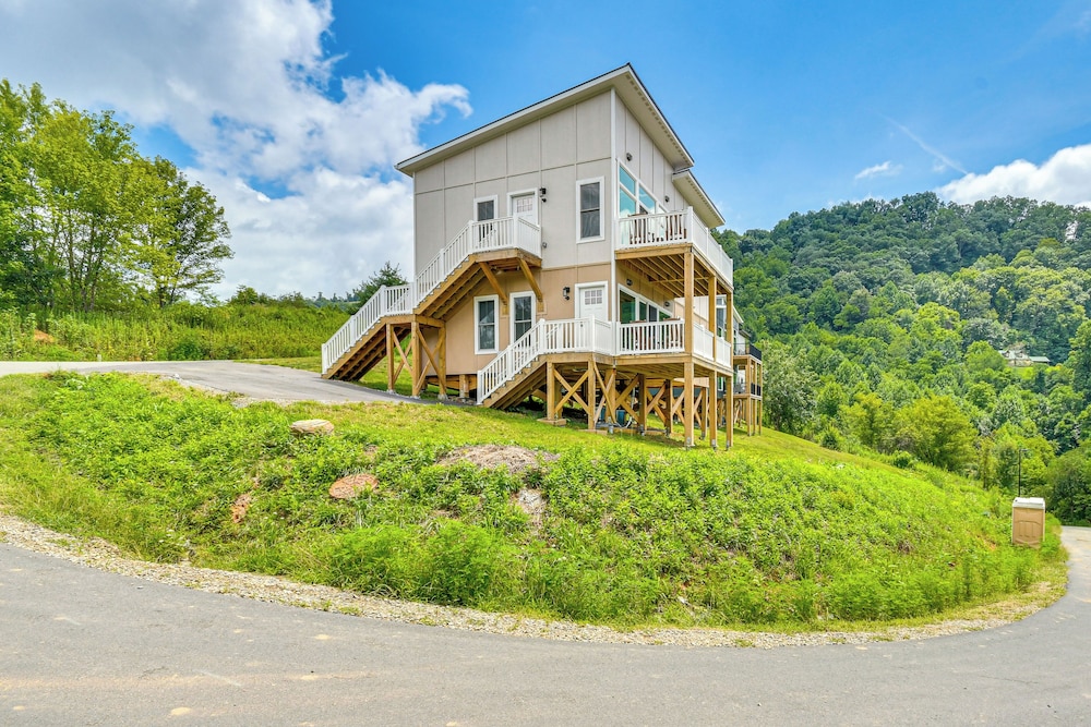 Near Hiking: Mtn-view Maggie Valley Escape!