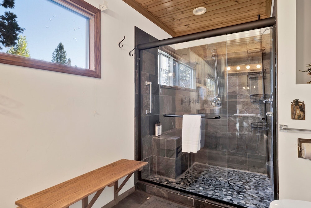 Entertainment Cabin #610