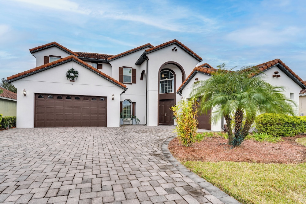 Luxurious Kissimmee Home w/ Pool ~ 8 Mi to Disney!