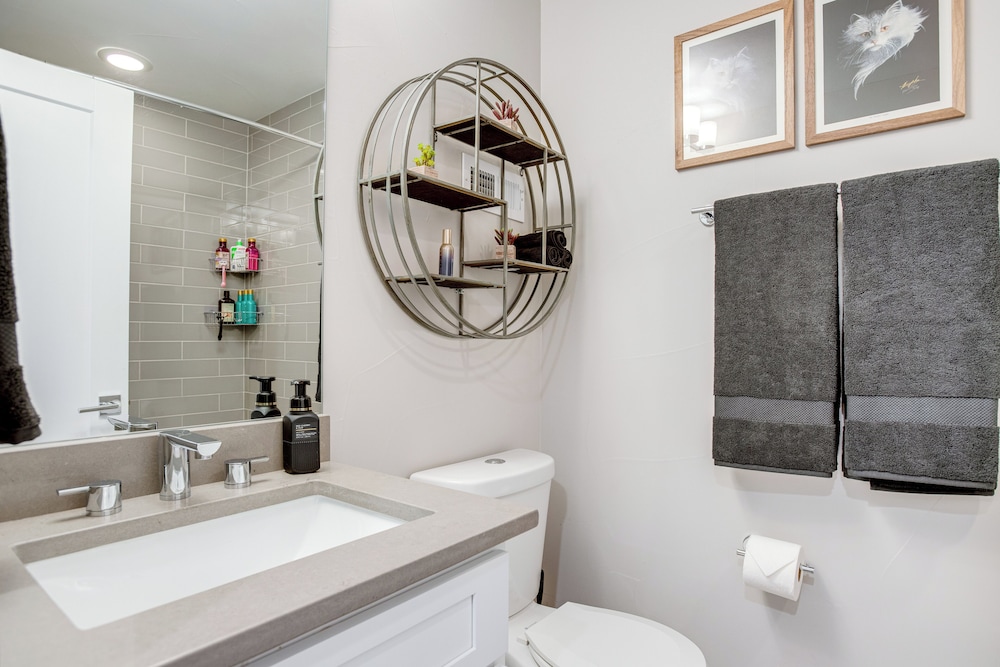 1 Mi to Dtwn Denver: Sleek Duplex w/ Rooftop Deck!