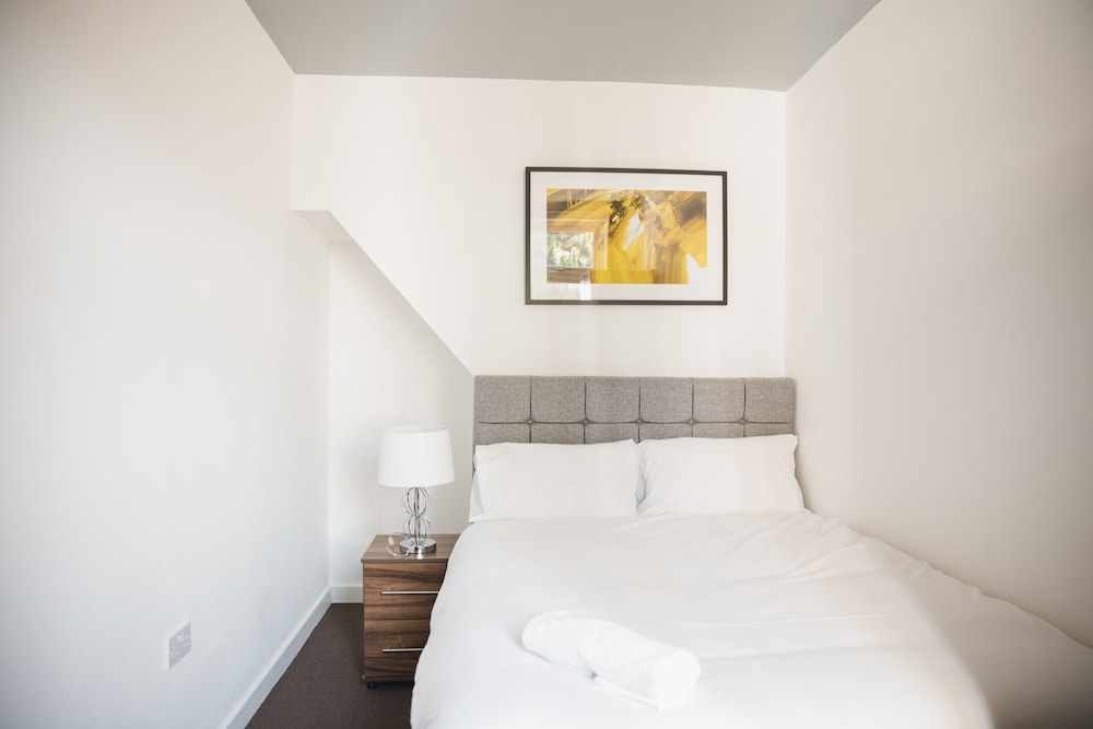 Room in Guest Room - Cheerful Big Room in City view 2