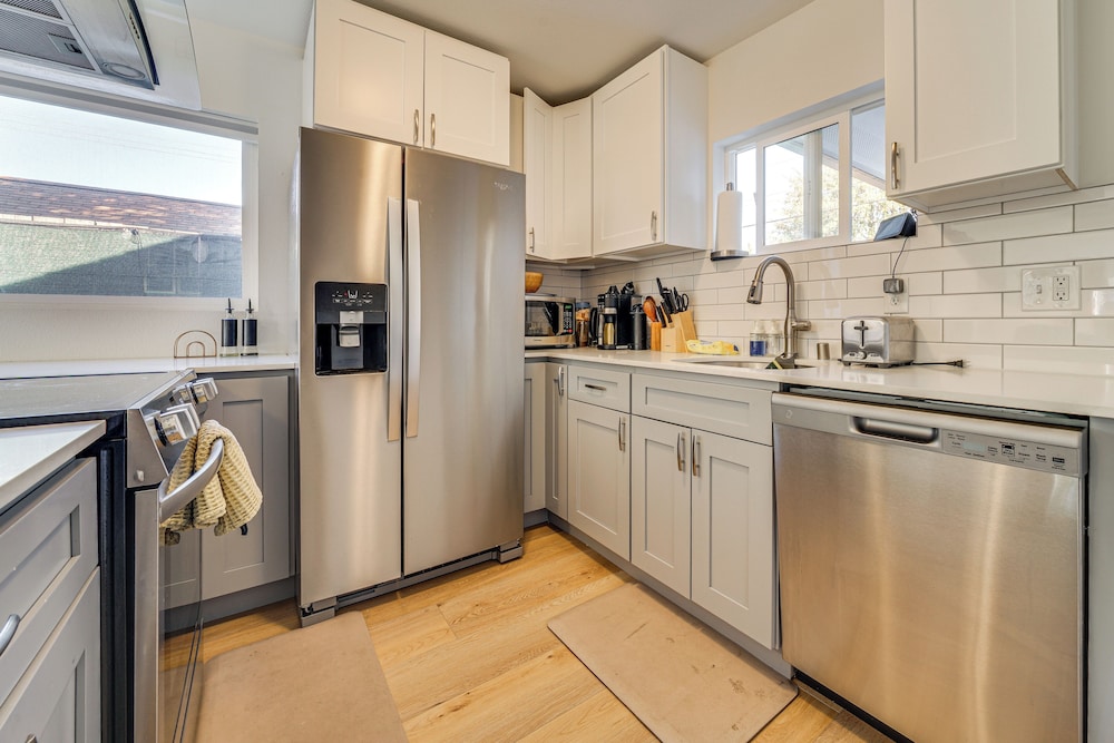 8 Mi to Downtown Seattle: Charming Home w/ Patio