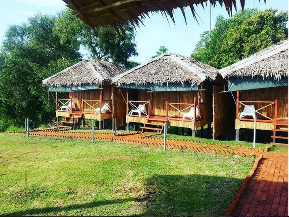9 Huts on a Hill