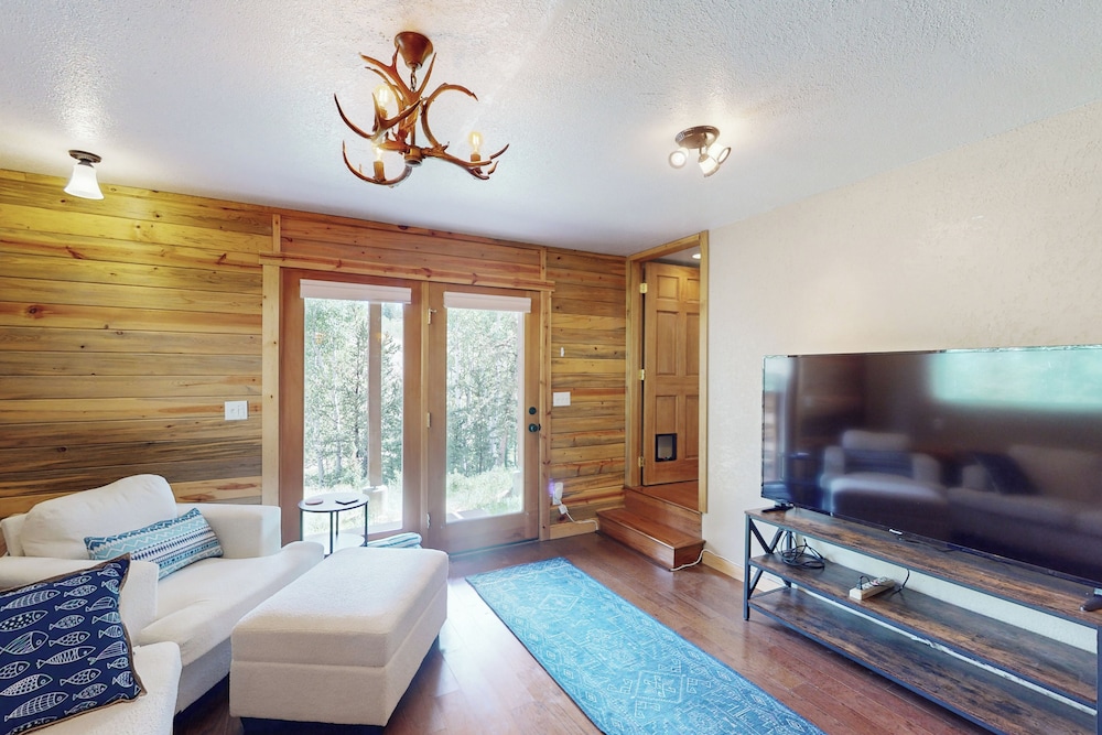 3 BR Cabin w/ Hot Tub, Large Deck & Wifi