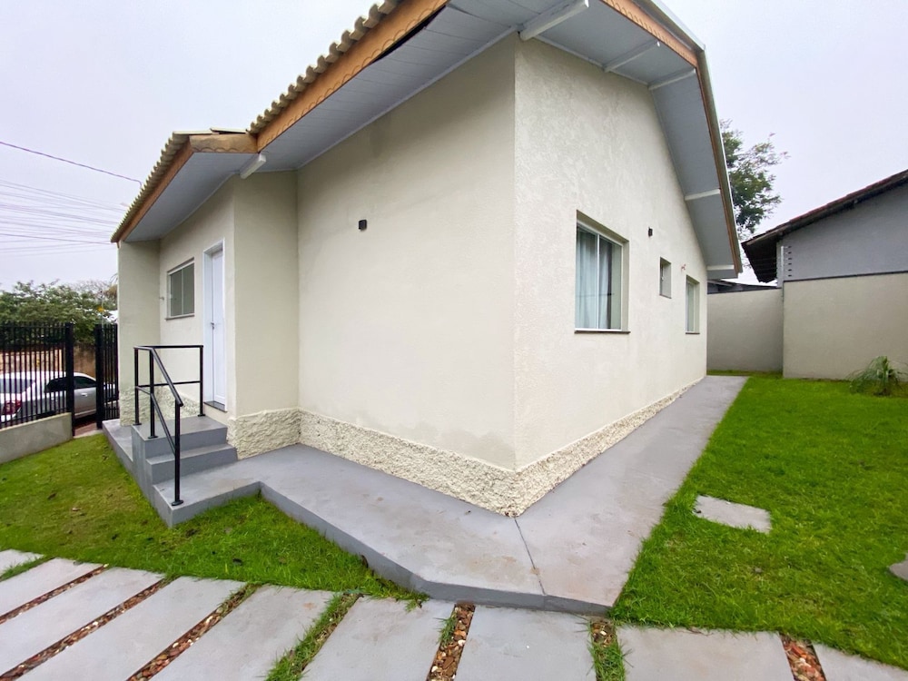 Casa com churrasqueira Ar e 2 quartos