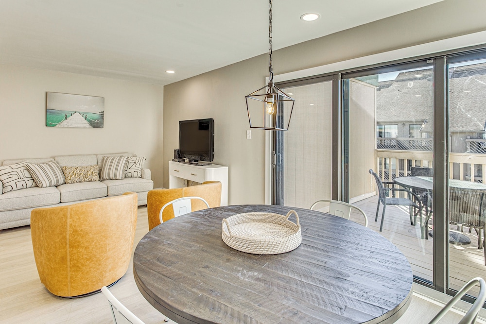 Walk to Ocean: Pool-view Condo in Myrtle Beach!