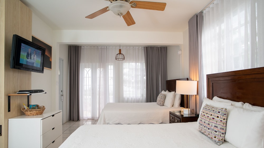 Lazy Parrot Inn - Property Image 38
