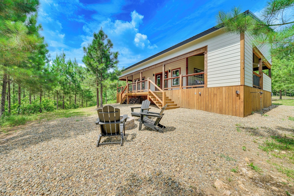 Tree-lined Broken Bow Studio Cabin w/ Hot Tub!