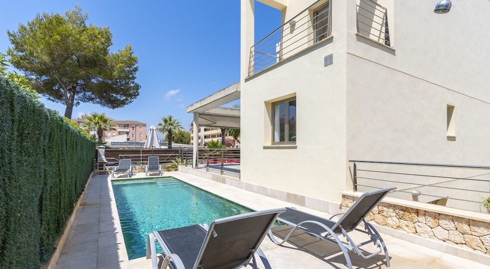 Elegant Villa With Pool
