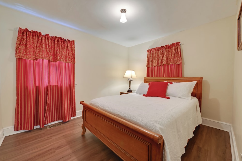 5 Mi to Uptown: Charlotte Hideaway w/ Yard
