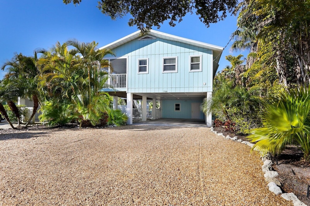 Holly Hideaway 2 Bedroom Home by RedAwning view 4