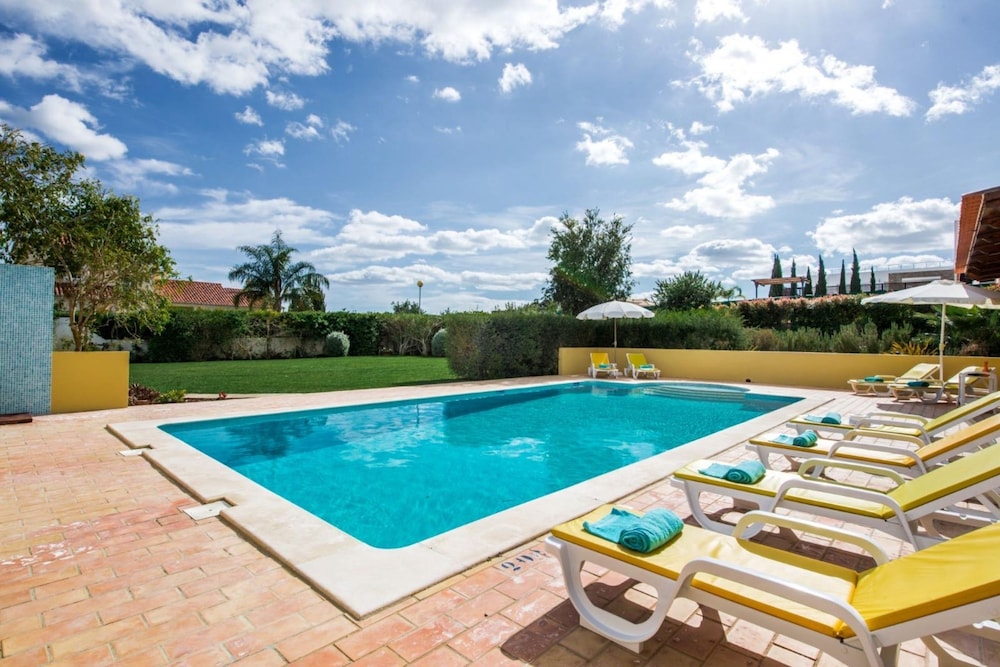 Amapola in Quelfes With 4 Bedrooms and 4 Bathrooms