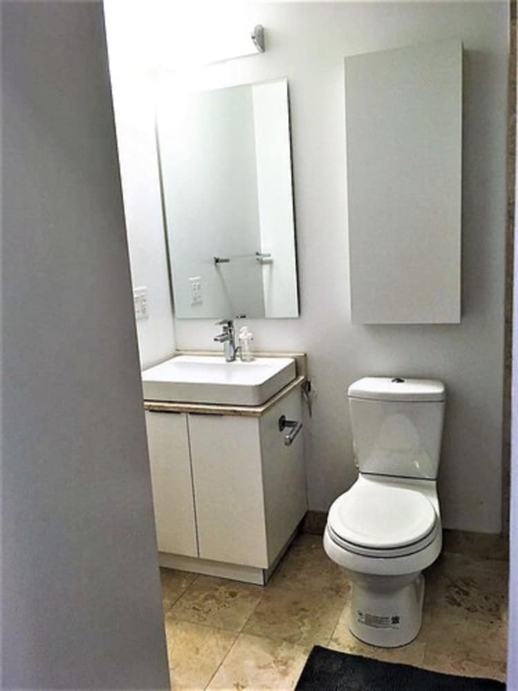 Lavish Suites - Luxury One Bedroom Condo - Image 5