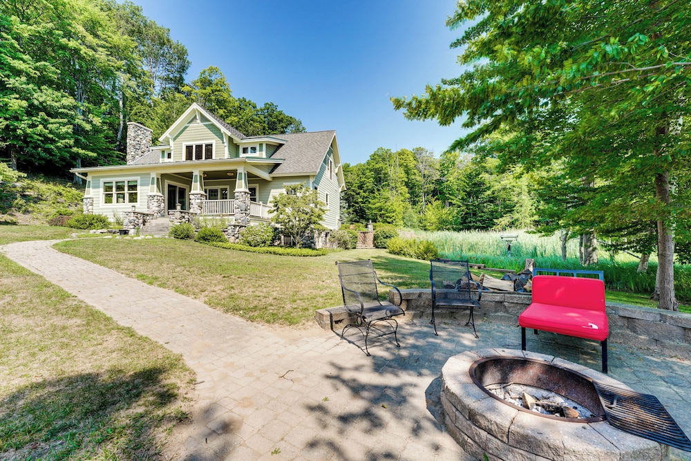 Hamlin Lake Retreat: Spacious Stay for Groups!