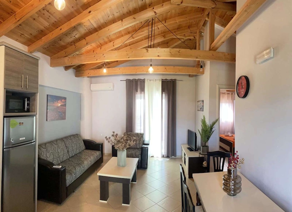 Villa Orestis - Stoupa Garden Getaway