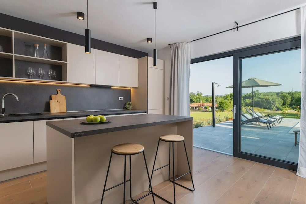 Photinia in Labin With 3 Bedrooms and 1 Bathrooms