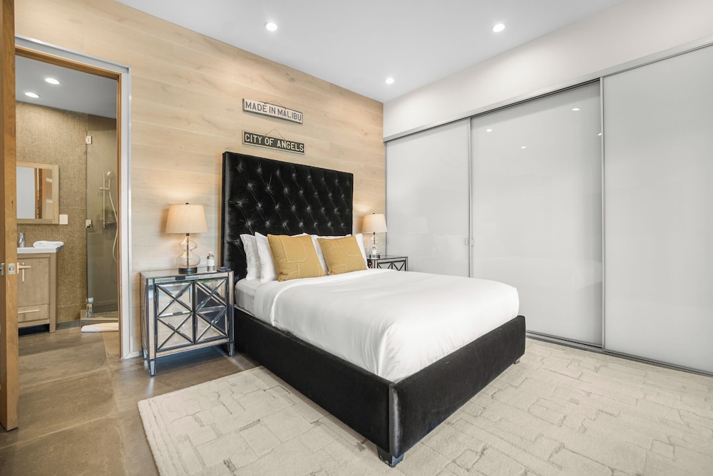Louise Modern - Luxury Smart Estate in Encino w/ Pool, Gym & Spa
