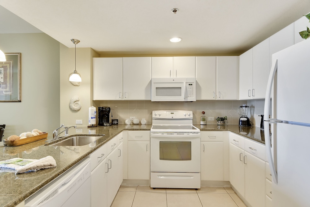 Grand Panama Beach Resort by Book That Condo